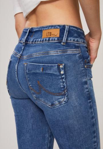 Узкие джинсы