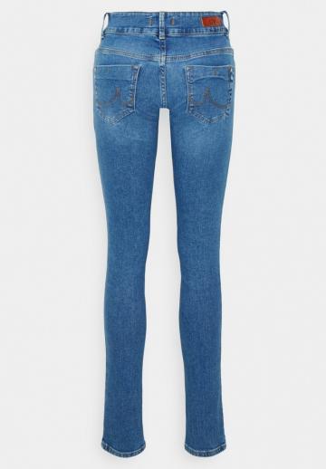 Узкие джинсы