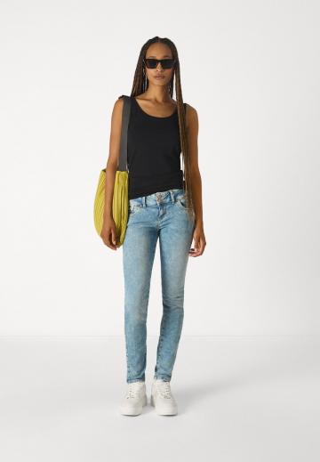 Узкие джинсы