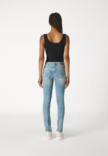 Узкие джинсы