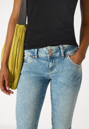 Узкие джинсы