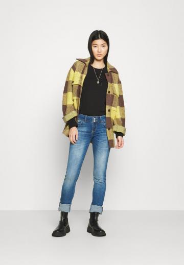 Узкие джинсы