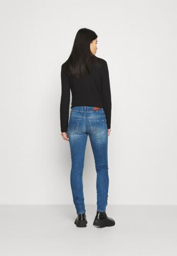 Узкие джинсы