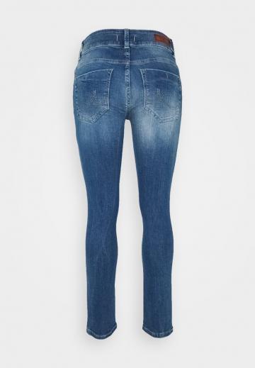 Узкие джинсы