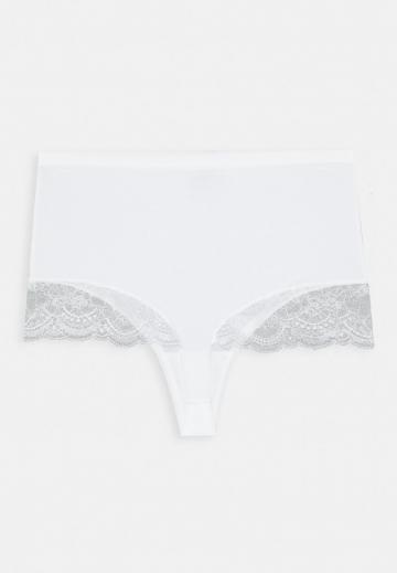 Трусы на бедрах