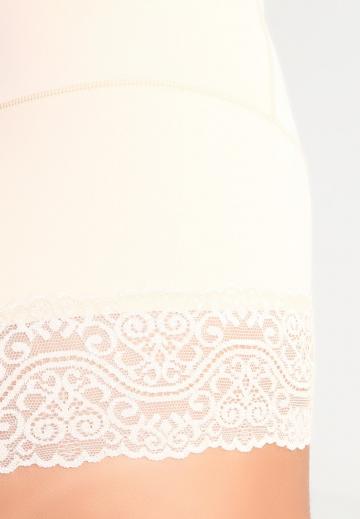 Трусы на бедрах