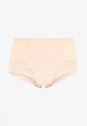 Трусы на бедрах