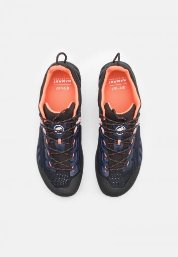 Походные кроссовки