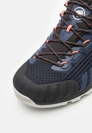 Походные кроссовки