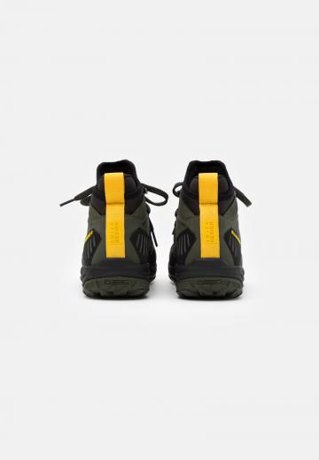 Походные ботинки