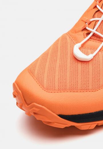 Походные кроссовки