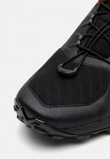 Походные кроссовки