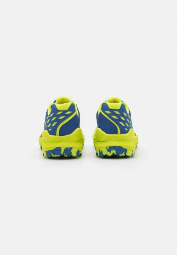 Походные кроссовки