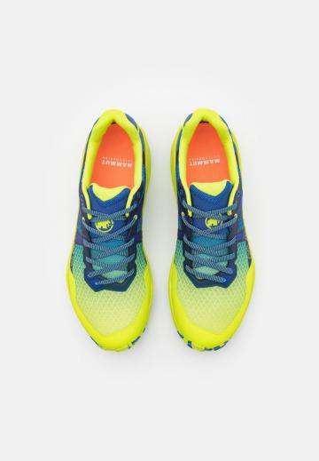 Походные кроссовки