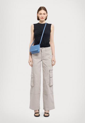 Брюки с накладными карманами