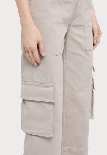 Брюки с накладными карманами