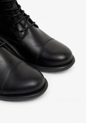 Ботинки на шнуровке