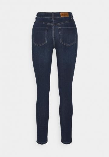 Узкие джинсы