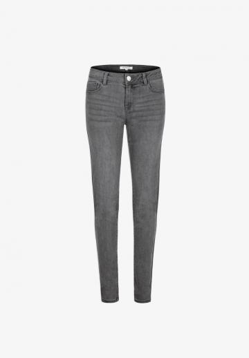 Узкие джинсы