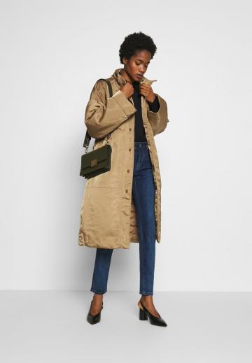 Узкие джинсы