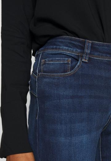 Узкие джинсы