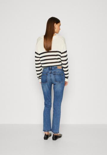 Прямые джинсы