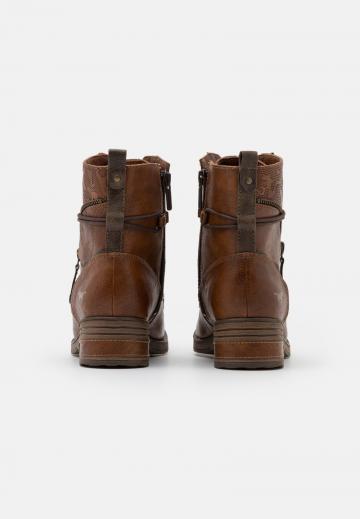 Ботинки на шнуровке