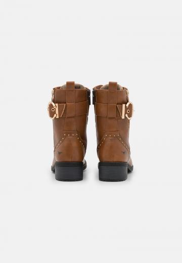 Ботинки на шнуровке