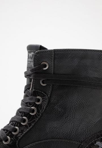 Ботинки на шнуровке