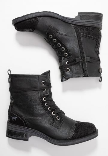 Ботинки на шнуровке