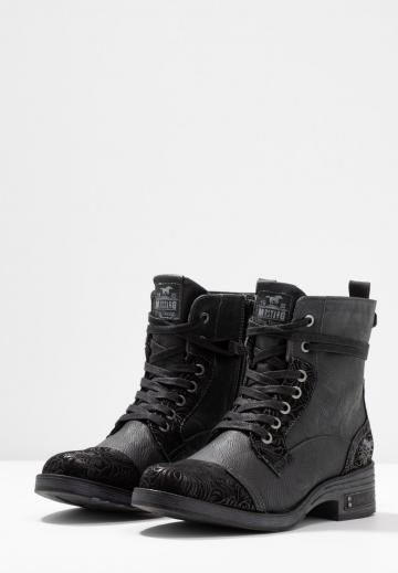Ботинки на шнуровке