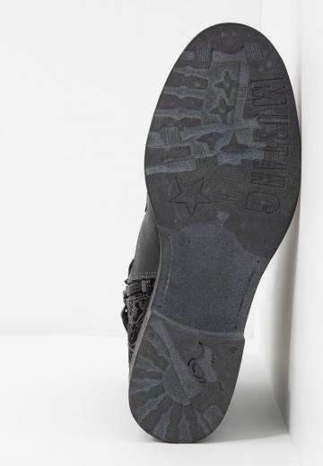 Ботинки на шнуровке