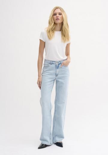 Прямые джинсы