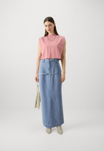 Юбка с накладными карманами