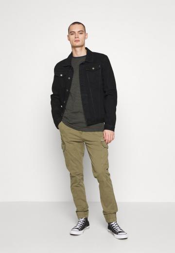 Брюки с накладными карманами