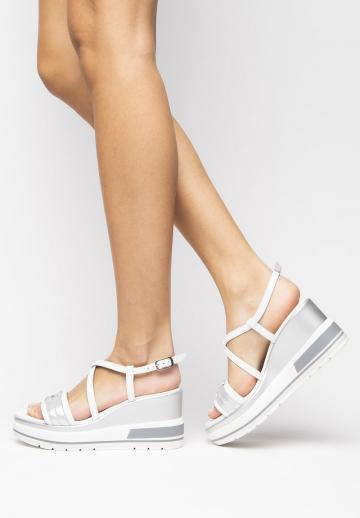 Босоножки на танкетке