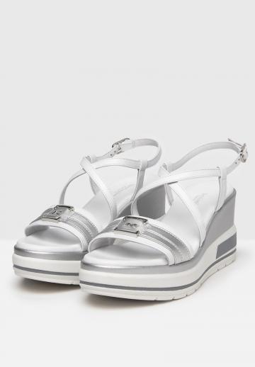 Босоножки на танкетке