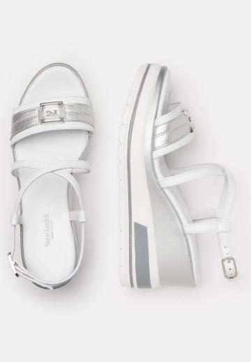 Босоножки на танкетке