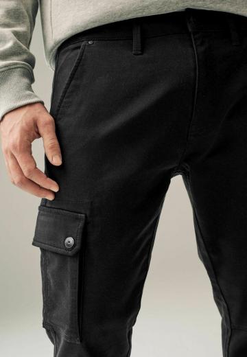 Брюки с накладными карманами
