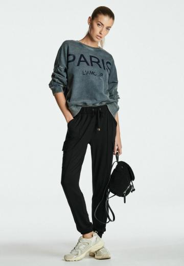 Брюки с накладными карманами