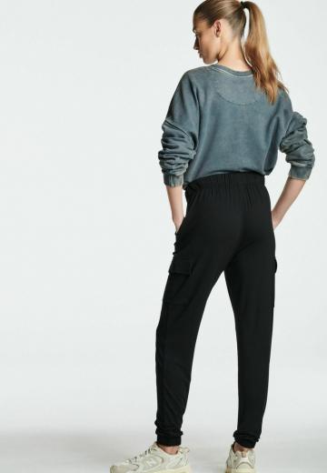 Брюки с накладными карманами