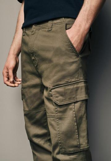 Брюки с накладными карманами