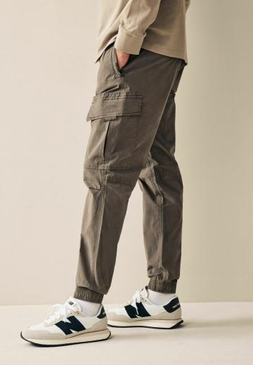 Брюки с накладными карманами