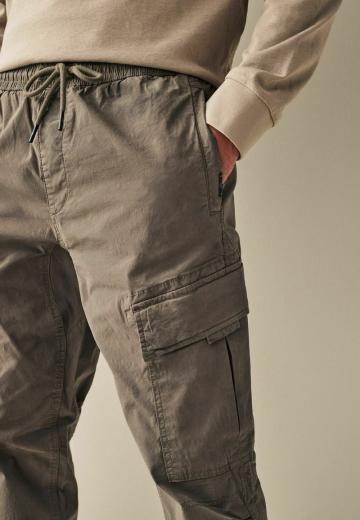 Брюки с накладными карманами