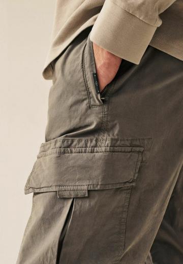 Брюки с накладными карманами