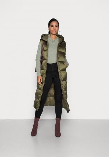 Пуховой жилет