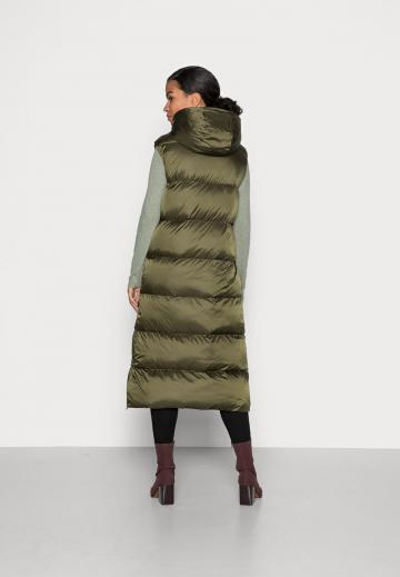 Пуховой жилет