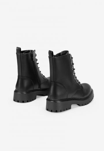 Ботинки на шнуровке