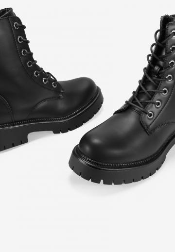 Ботинки на шнуровке