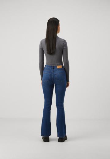 Клешеные брюки